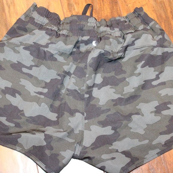 2/$30 🏷 Women's Kyodan Camo Shorts Size Small - Picture 3 of 3